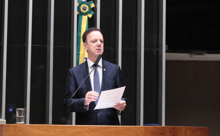 Comissão aprova projeto contra violência escolar com canais anônimos de denúncia
