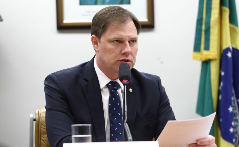 Comissão aprova projeto que exclui provas ilegais de processo penal militar