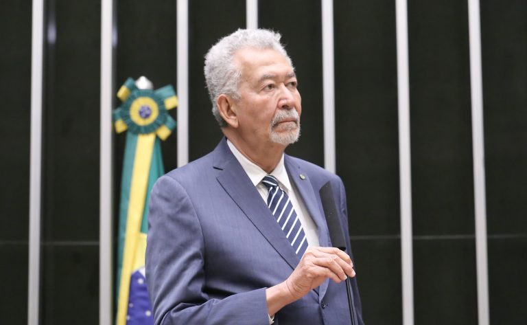 Comissão aprova projeto que obriga bancos a dar cartão gratuito em conta-salário