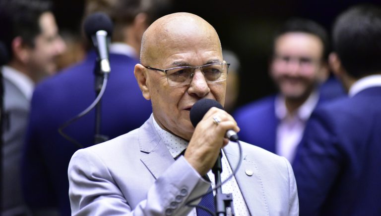 Comissão aprova projeto que proíbe cancelamento de bolsas de pesquisa científica