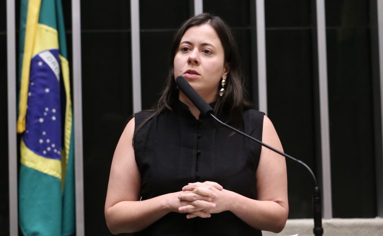 Comissão aprova punição para gestor que não pagar piso salarial de professores