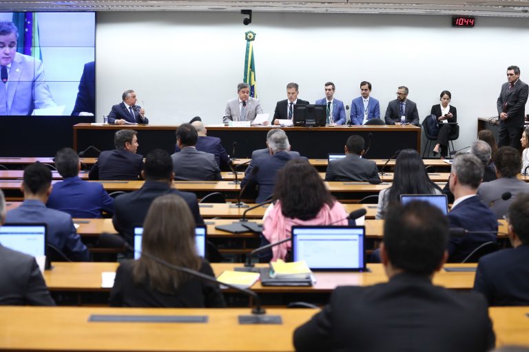 Comissão aprova R$ 3,3 bi para ressarcir aposentados vítimas de fraude no INSS