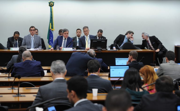 Comissão aprova reajuste de até 28,4% para policiais do DF