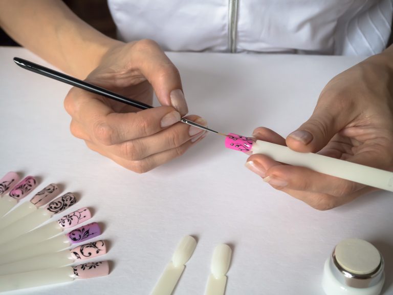 Comissão aprova reconhecimento da profissão de designer de unhas