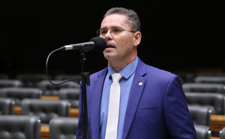 Comissão aprova regra para barrar estrangeiro sem documento válido no Brasil