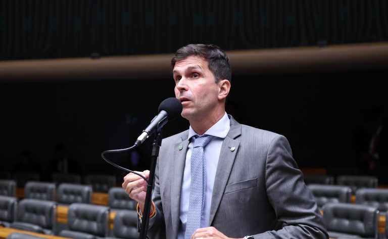Comissão aprova regras de segurança para escolas de natação infantil