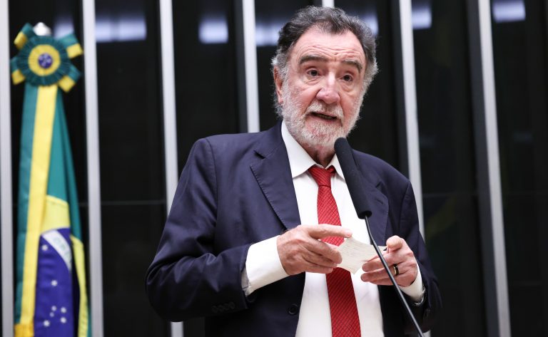 Comissão aprova regras para formatura antecipada de universitários aprovados no mestrado