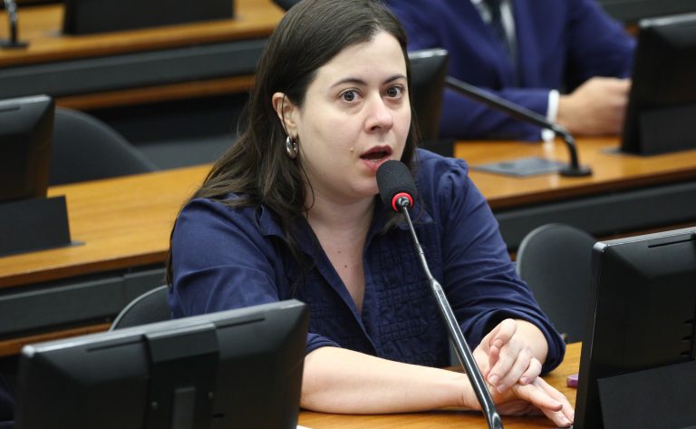 Comissão aprova transparência para reconstrução de escolas pós-desastres