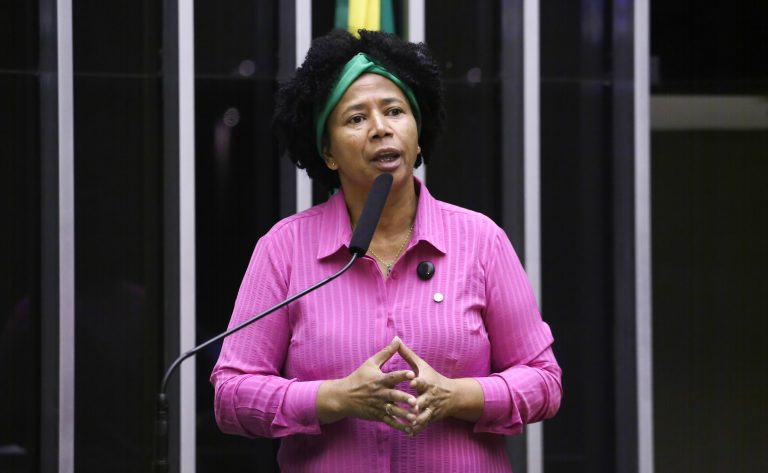 Comissão aprova TV com intérprete de Libras quando houver viabilidade técnica