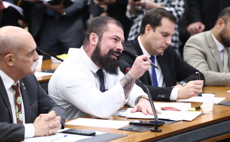 Comissão aprova uso de câmeras de condomínios para buscar foragidos da Justiça