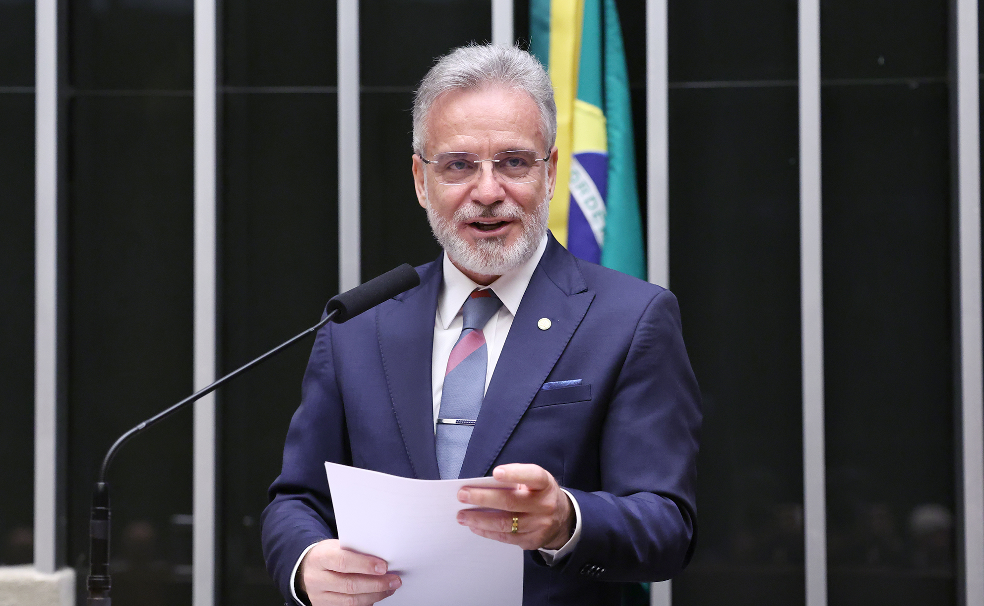 Comissão aprova uso de tributo sobre combustíveis para baratear ônibus
