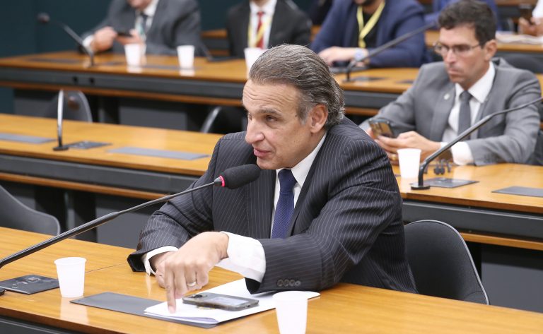 Comissão aprova uso do Fust para levar energia renovável a escolas sem luz