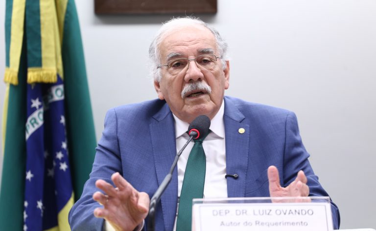 Comissão aprova vacinação sem documentos em emergências e vulnerabilidade