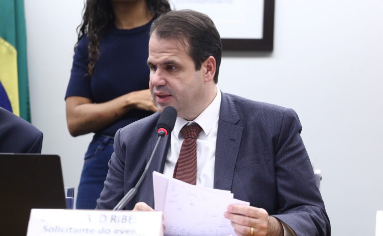 Comissão da Câmara aprova direito do consumidor examinar produto antes da compra