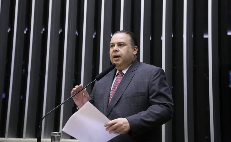 Comissão da Câmara aprova projeto que exige alertas sobre dependência em conteúdos adultos online