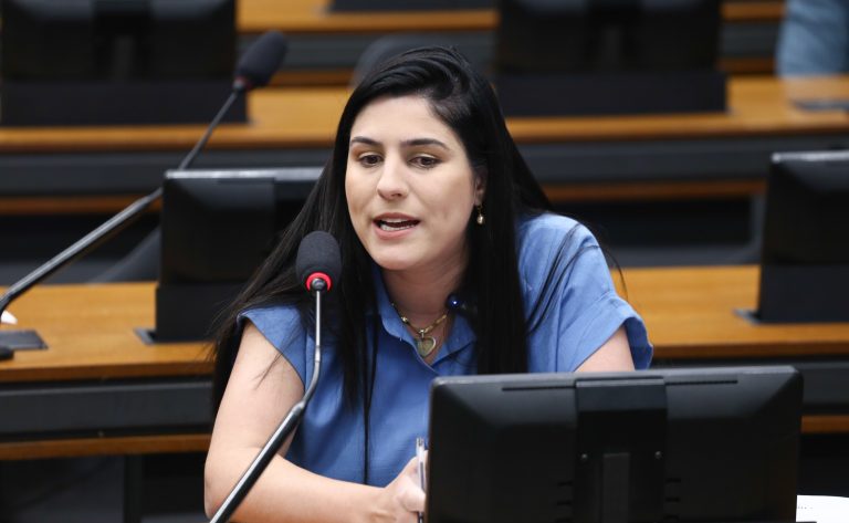 Comissão da Câmara aprova projeto que permite adoção por famílias acolhedoras e padrinhos