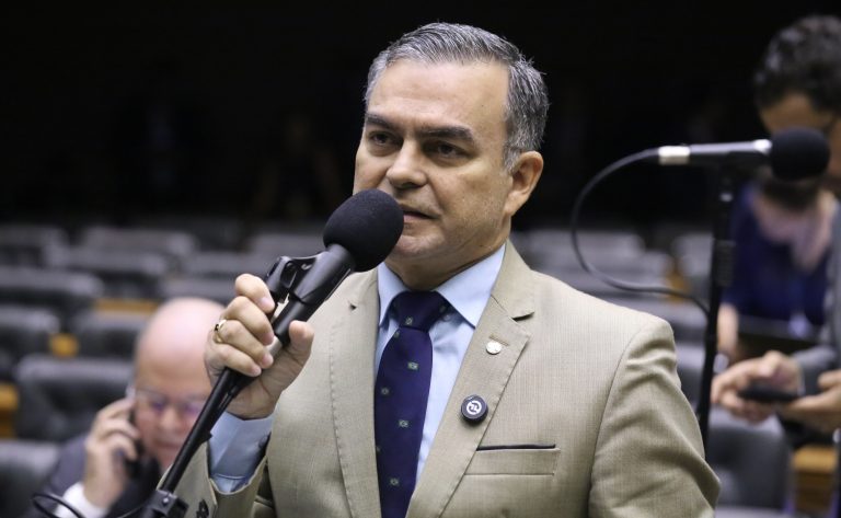 Comissão da Câmara aprova suspensão de vacina Covid-19 para crianças de 6 meses