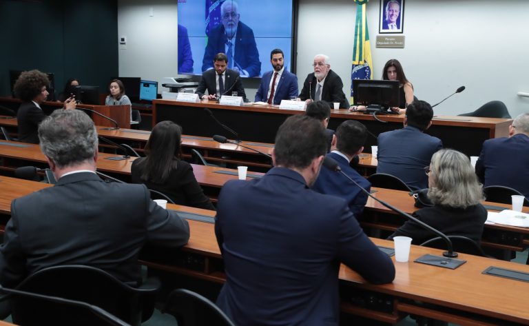 Comissão da Câmara avalia retomada da produção nacional de medicamentos