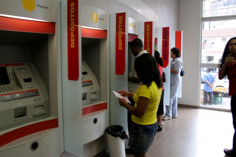 Comissão da Câmara debate digitalização e fechamento de agências bancárias