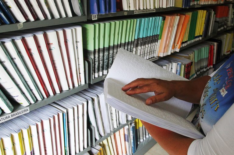 Comissão debate atraso na entrega de livros em braile para estudantes cegos