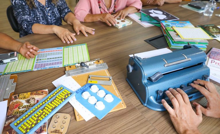 Comissão debate educação inclusiva para estudantes com deficiência visual