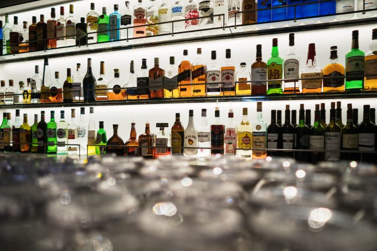 Comissão debate R$ 88 bi do mercado ilegal de bebidas e mortes por metanol