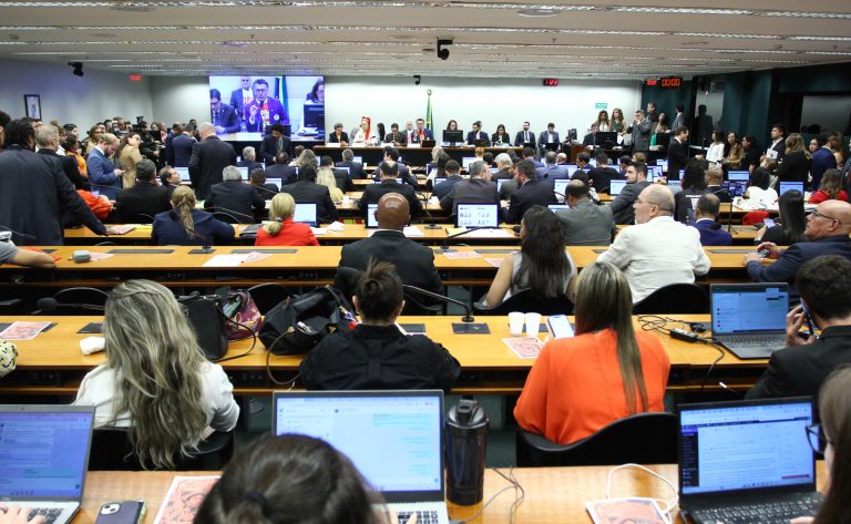 Comissão especial da escala 6x1 ouve 4 mil pessoas em debates sobre jornada