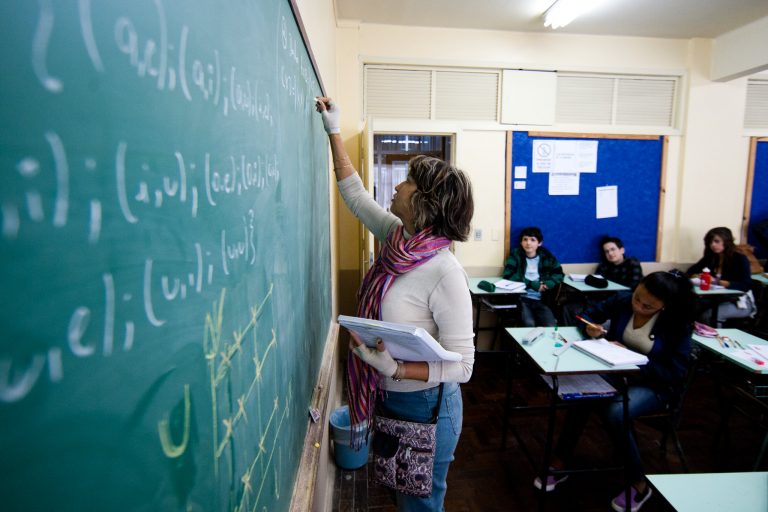 Comissão mista apresenta relatório sobre reajuste de 5,4% no piso dos professores