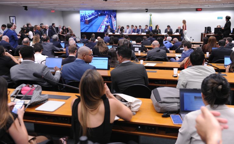 Comissão vota segunda parecer sobre PEC que acaba com escala 6x1