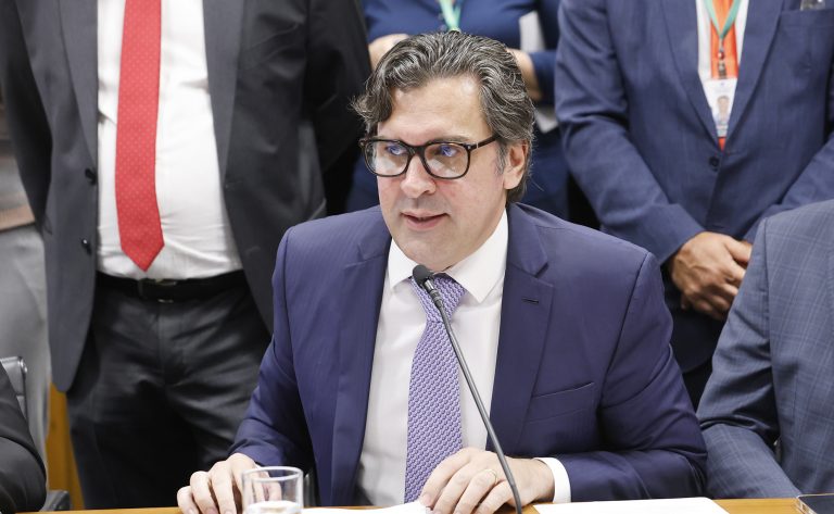 Comissões da Câmara aprovam R$ 103,8 bi em emendas ao Orçamento 2026