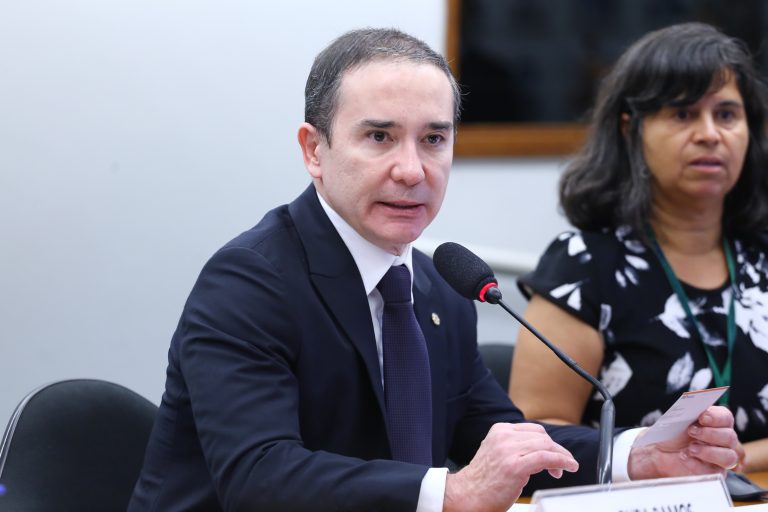 Condomínios devem comunicar violência doméstica à polícia por projeto na Câmara