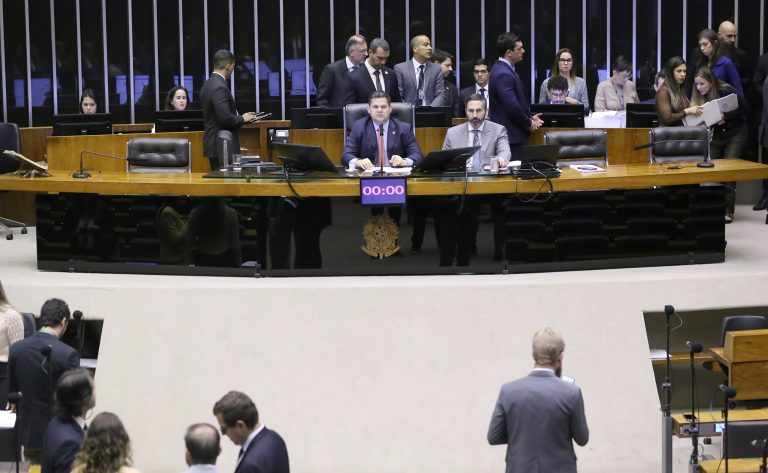 Congresso aprova R$ 2,15 bi para fundos regionais e turismo em 2025