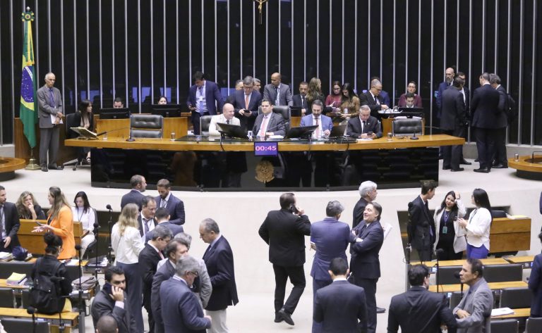 Congresso decide hoje sobre veto de Lula ao PL da Dosimetria para 8 de janeiro