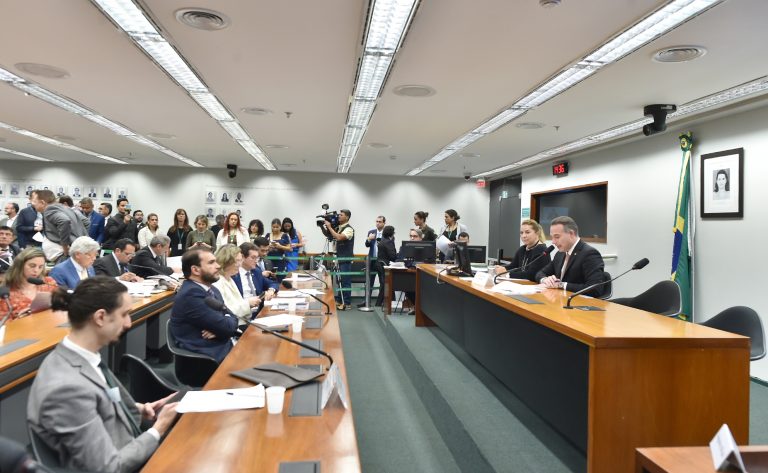 Conselho de Ética analisa 13 processos contra deputados nesta terça