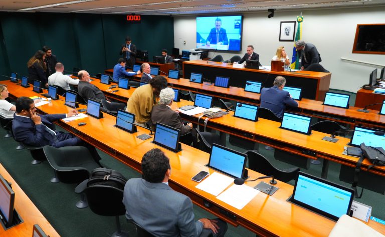 Conselho de Ética analisa 14 processos contra deputados nesta quarta