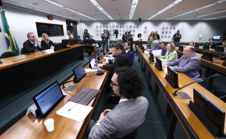 Conselho de Ética avalia cassação de Eduardo Bolsonaro e Gilvan da Federal