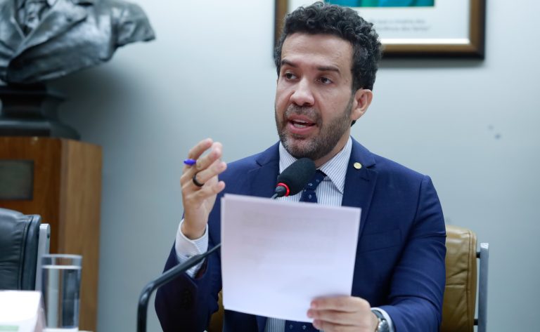 Conselho de Ética debate novos processos contra deputados e ouve testemunhas