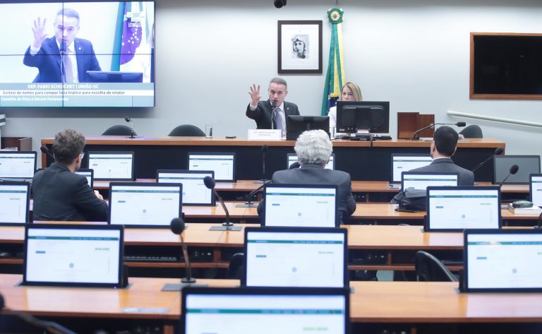 Conselho de Ética sorteia nova lista tríplice para relatar processo disciplinar contra André Janones