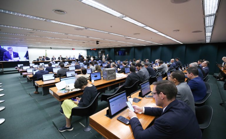 Consultoria da Câmara alerta: meta fiscal insuficiente para estabilizar dívida