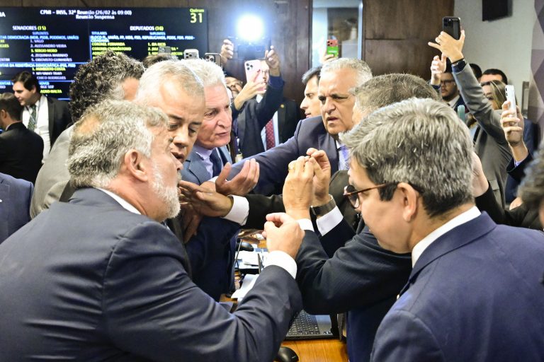 CPMI aprova quebra de sigilo de filho de Lula em meio a protestos governistas