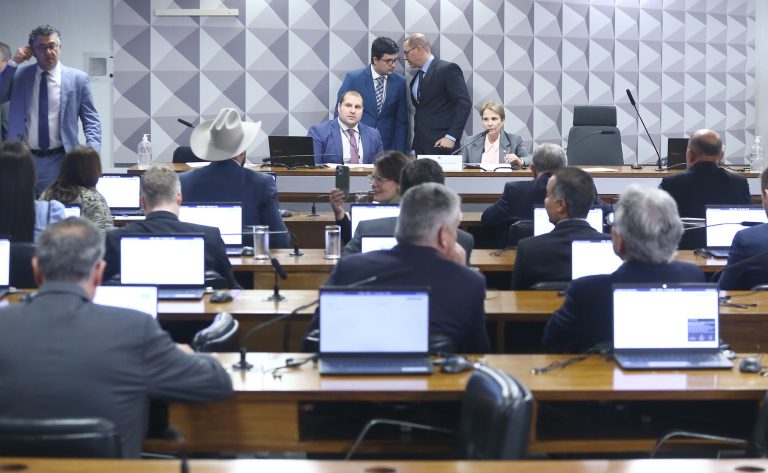 CPMI do INSS ouve defensora pública e delegado da PF sobre fraudes bilionárias
