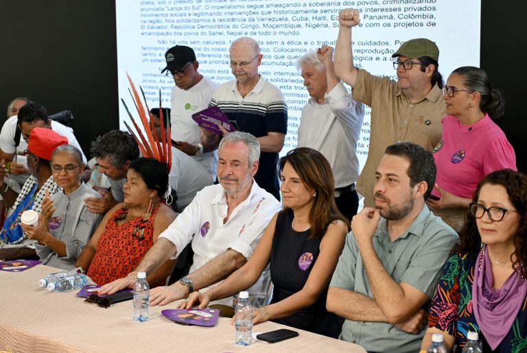 Cúpula dos Povos entrega carta com 15 propostas climáticas à ONU em Belém