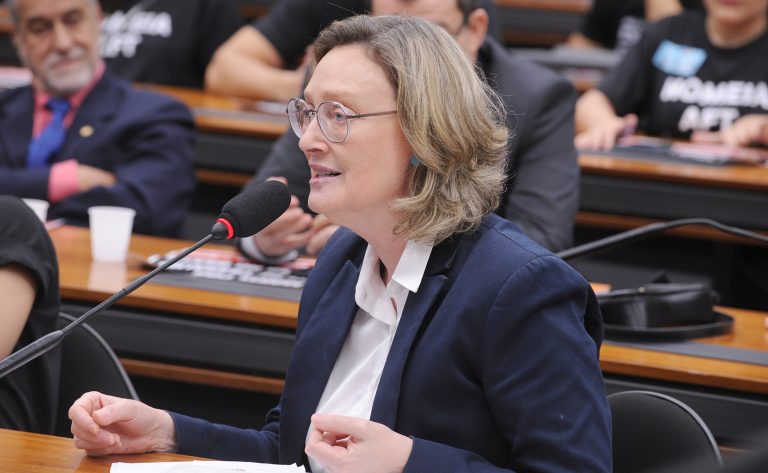 Deputada apresenta 95 propostas contra feminicídios após tragédia no RS