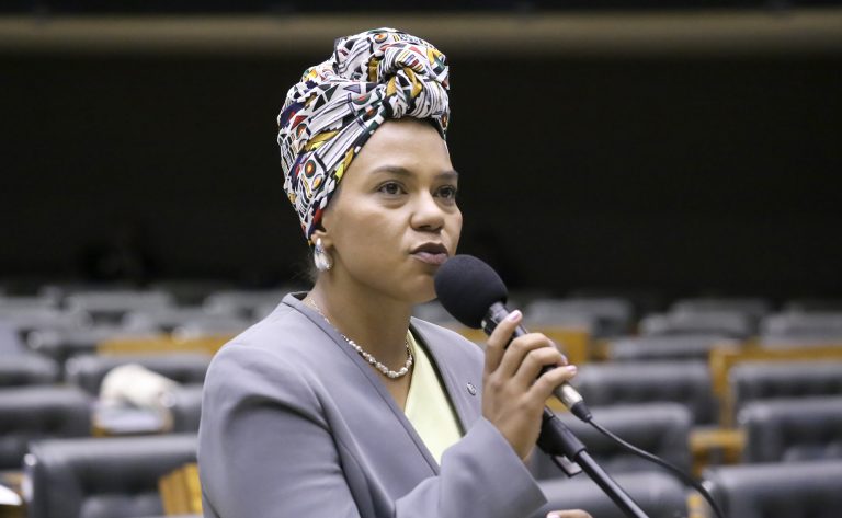 Deputada critica falta de estrutura para políticas de juventude no Brasil