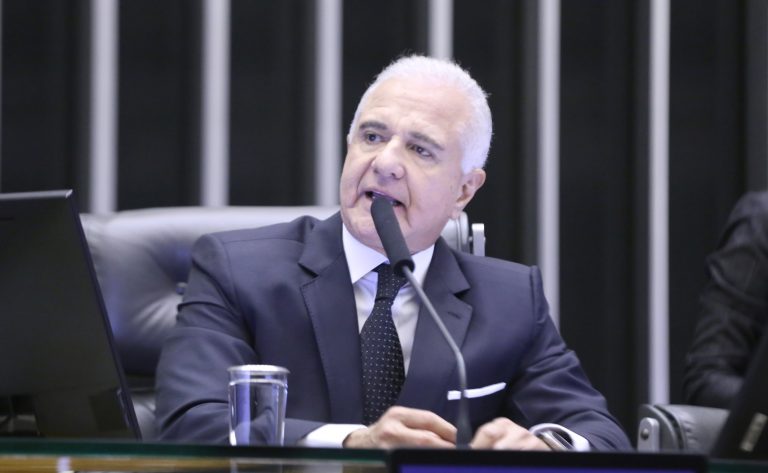 Deputado defende crime hediondo para adulteração de bebidas após mortes por metanol