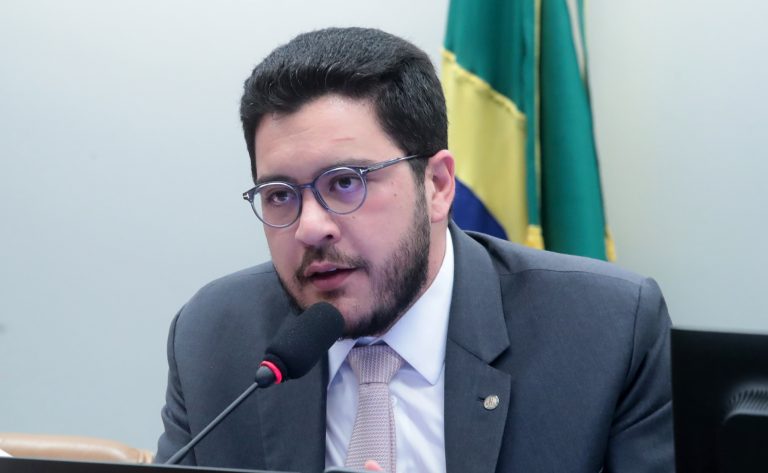 Deputado defende PL 2628/22 como proposta mais completa para proteger crianças na internet