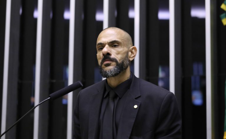 Deputado propõe câmera corporal para substituir tornozeleira eletrônica