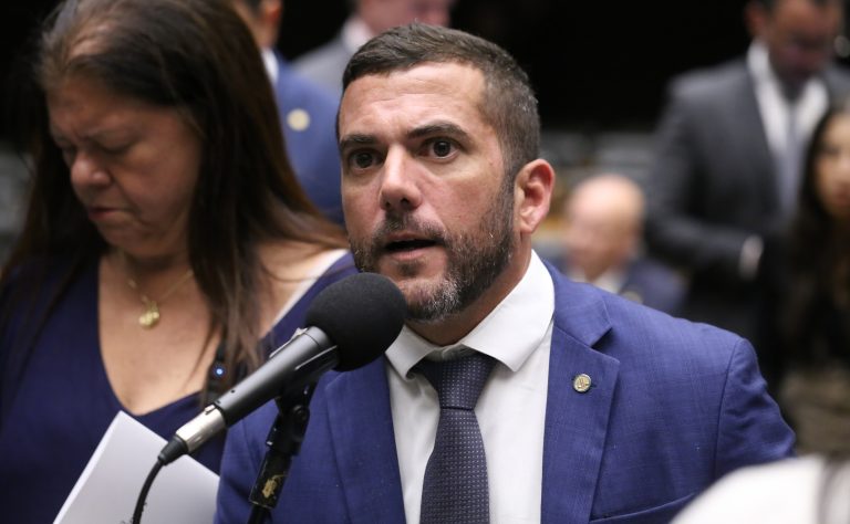 Deputado propõe corte de gastos para compensar isenções fiscais na LRF