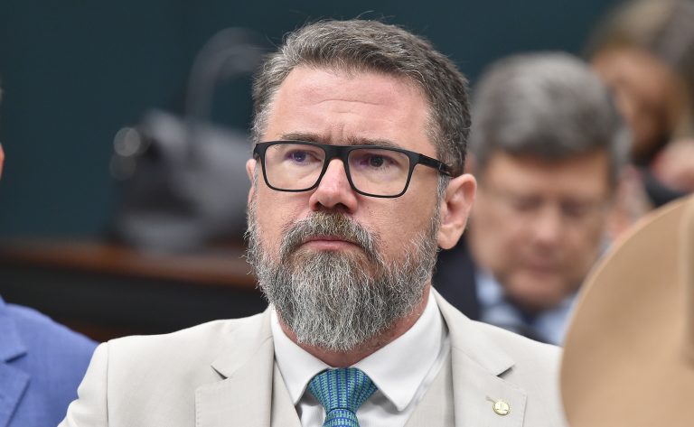 Deputado propõe programa para subsidiar compra da primeira arma de fogo