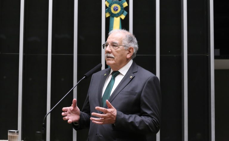 Deputado propõe suspender uso de nome social em concursos públicos